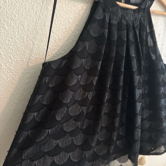 ASTR Metallic Scallop Design Tank Top - Picture 3 of 7